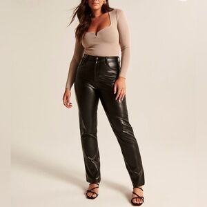 Abercrombie & Fitch
The 90s Straight high Rise luxe vegan leather fabric
34
18.L